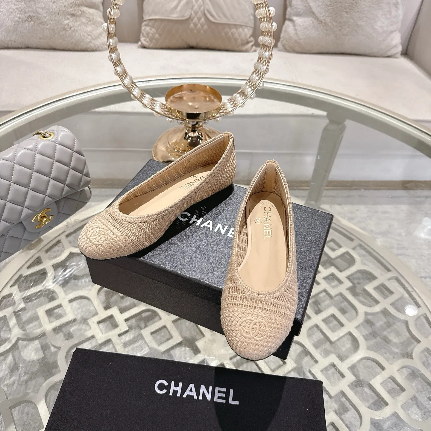 💕💕Factory direct selling price p540💕💕 Chanel 25SS finally releases woven ballet shoes‼ ️ Shoes worthy of their own article, I have to say that they are finally waiting for you! So elegant and chill. Wear it in the summer to enjoy the breeze and walk on the street. Round square toe design. Cute and cute~ The appearance is super online. When you wear it, you will feel like a wealthy daughter. I thought it was good-looking. Only when I put it on my feet do I know how easy it is to wear~ Upper: Exclusive custom-made mesh (comfortable and breathable) Foot pad: Sheepskin Outsole: Genuine leather sole imported from Italy Size: 35-39 (customized at 40.41.42)